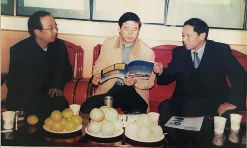 原宝鸡市市委书记吴登昌（现任陕西省副省长）在集团视察后，同董事长共商企业发展远景规划。