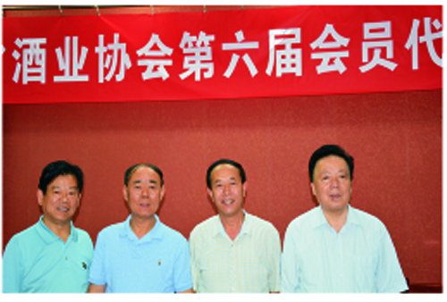 陕西省酒业协会第六届会员代表大会上，程海涛与上届会长、副会长合影留念.jpg
